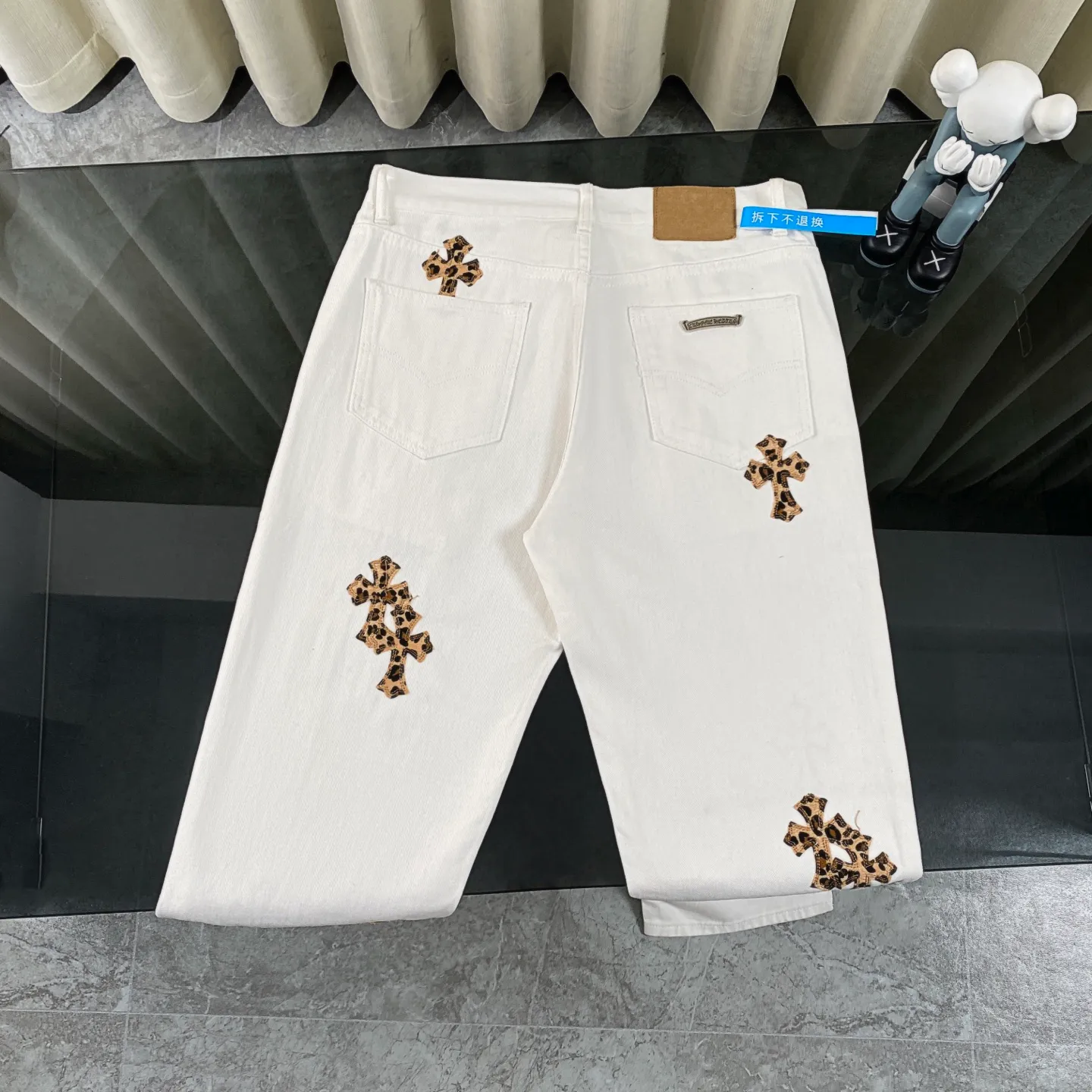 P240 chrome hearts new leopard print cross patch leather white jeans vi Top heavy industry fashionable design] Consistent high street luxury style creation. Speaking of this style, the Zangyin family and GU family are definitely the leading representative brands. Especially the Zangyin family has really achieved a state-of-the-art effect in creating high street style. The unique washed material is used to create this style. The color system is quite eye-catching. After it is decorated with patchwork cross flowers, it cleverly highlights the charm of the brand. Secondly, this style uses classic The classic high-waist cutting design highlights the long legs and fashionable temperament of the upper body. The brand is highly recognizable and the slim fit configuration is more suitable for daily wear. It is a product that interprets personality, fashion, and specifications at a glance. This single product is enough to make any fan excited. It can be a white T-shirt for youthful preppy style, or a tight suspender for lady style. It has strong matching ability and can be easily controlled by men.  [Materials and craftsmanship] Needless to say, this point goes without saying. As an excellent craftsman brand, Zangyin’s requirements for details and craftsmanship are really perfect. The washed color of this model has gone through so many processes, not to mention the embellishment of denim appliques. It is also purely hand-made and sewn. Just like what they believe in, only hand-made things have soul and have the meaning of wear. A top-notch heavy-duty fashionable denim item, I look forward to your perfect interpretation! !  Size:28-36